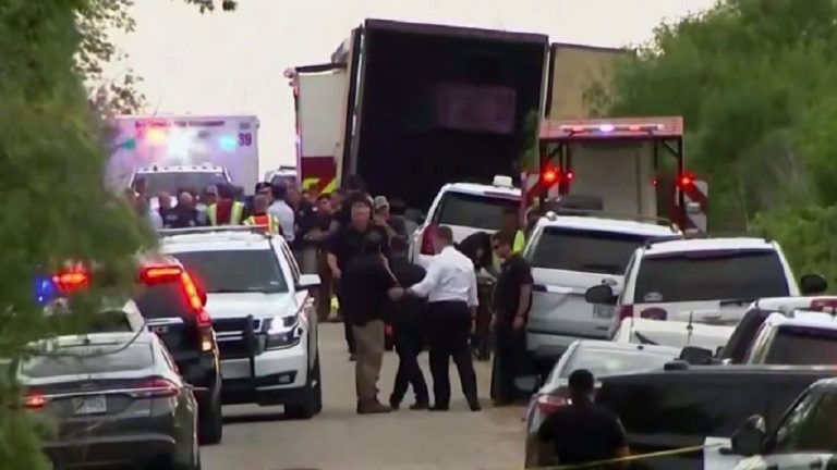 Al menos 50 migrantes son hallados muertos en una camioneta abandonada en la frontera de México y EE.UU.